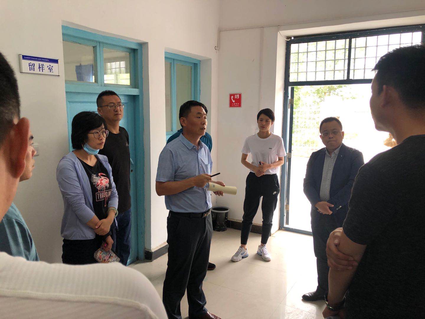 參觀實(shí)驗(yàn)室.jpg